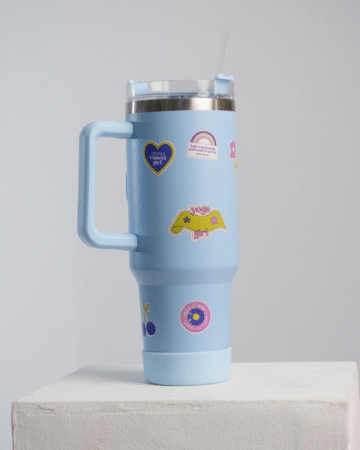 Copo térmico (cor sortida) + Cartela de Adesivos